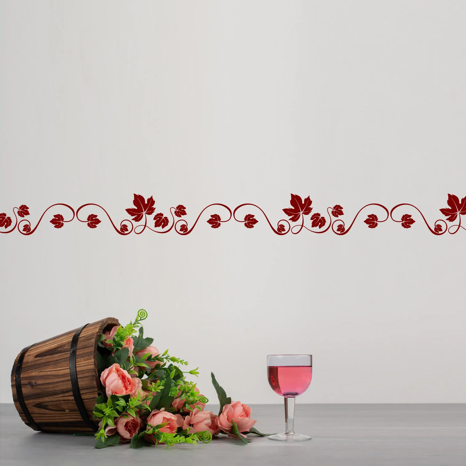 Greche decorative adesivi per cucina in stile classico con design bordeaux e decorazione floreale per ambienti rustici.