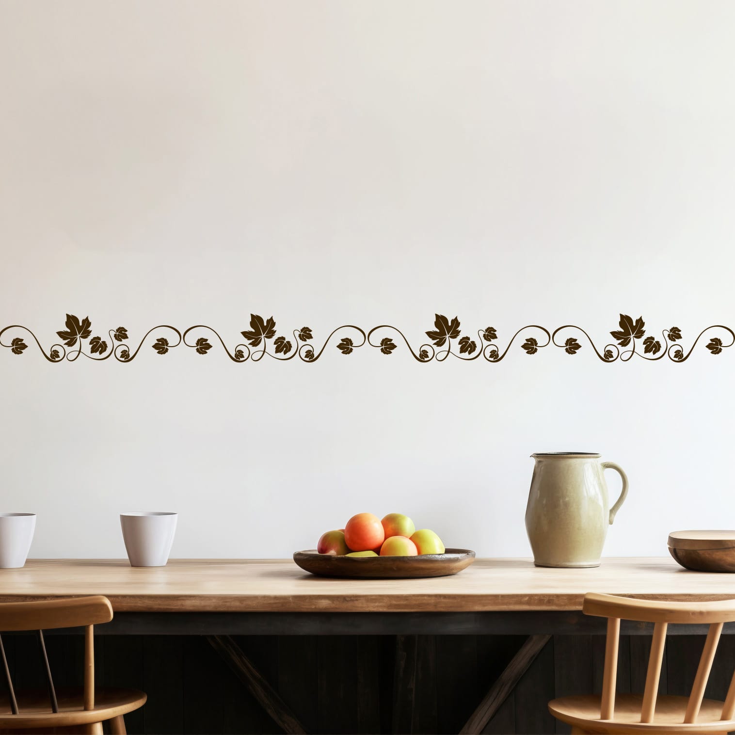 Greche decorative adesivi per cucina con motivo foglie di vite applicate sulla parete.