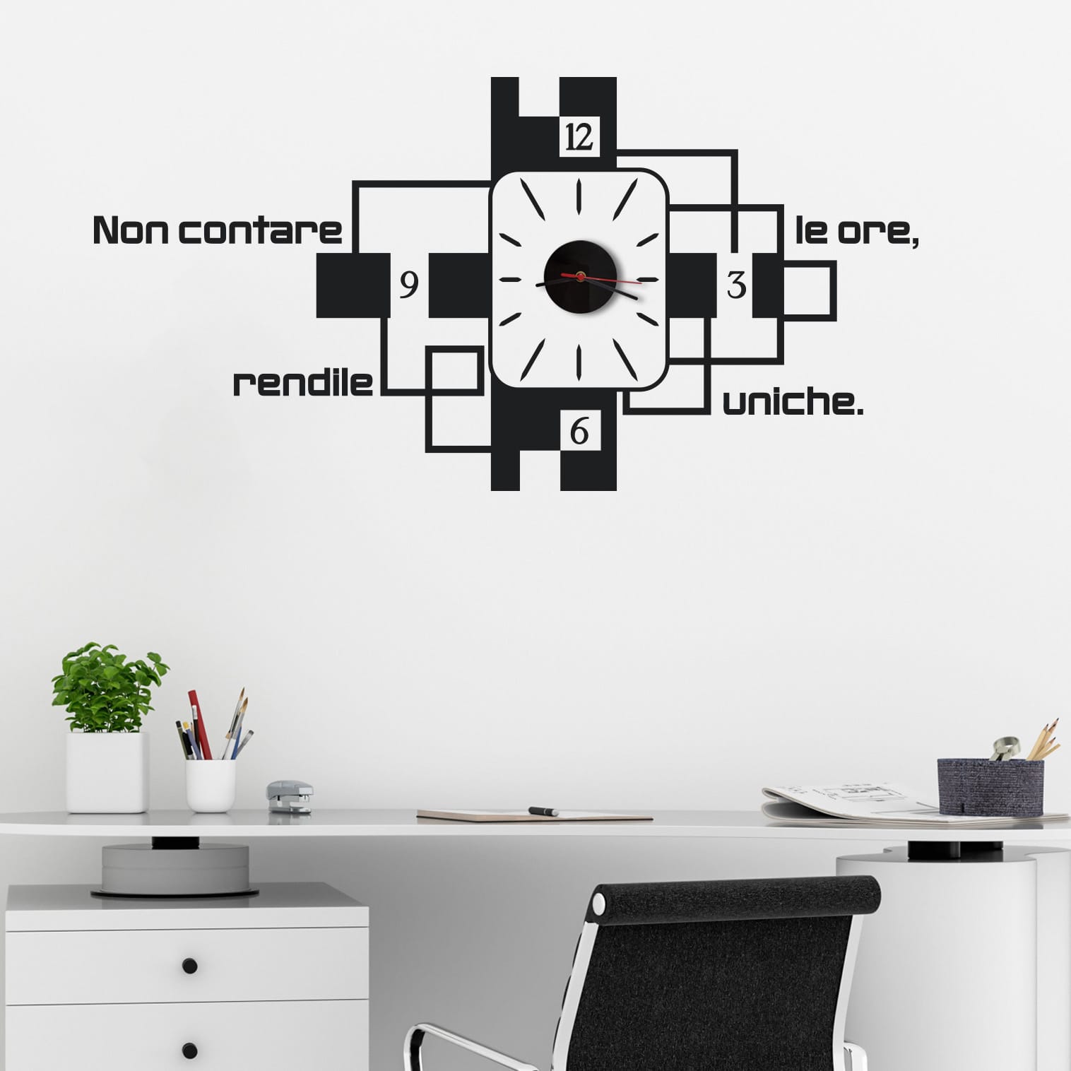 Orologio da ufficio con stickers murali moderni applicati su parete bianca elegante.