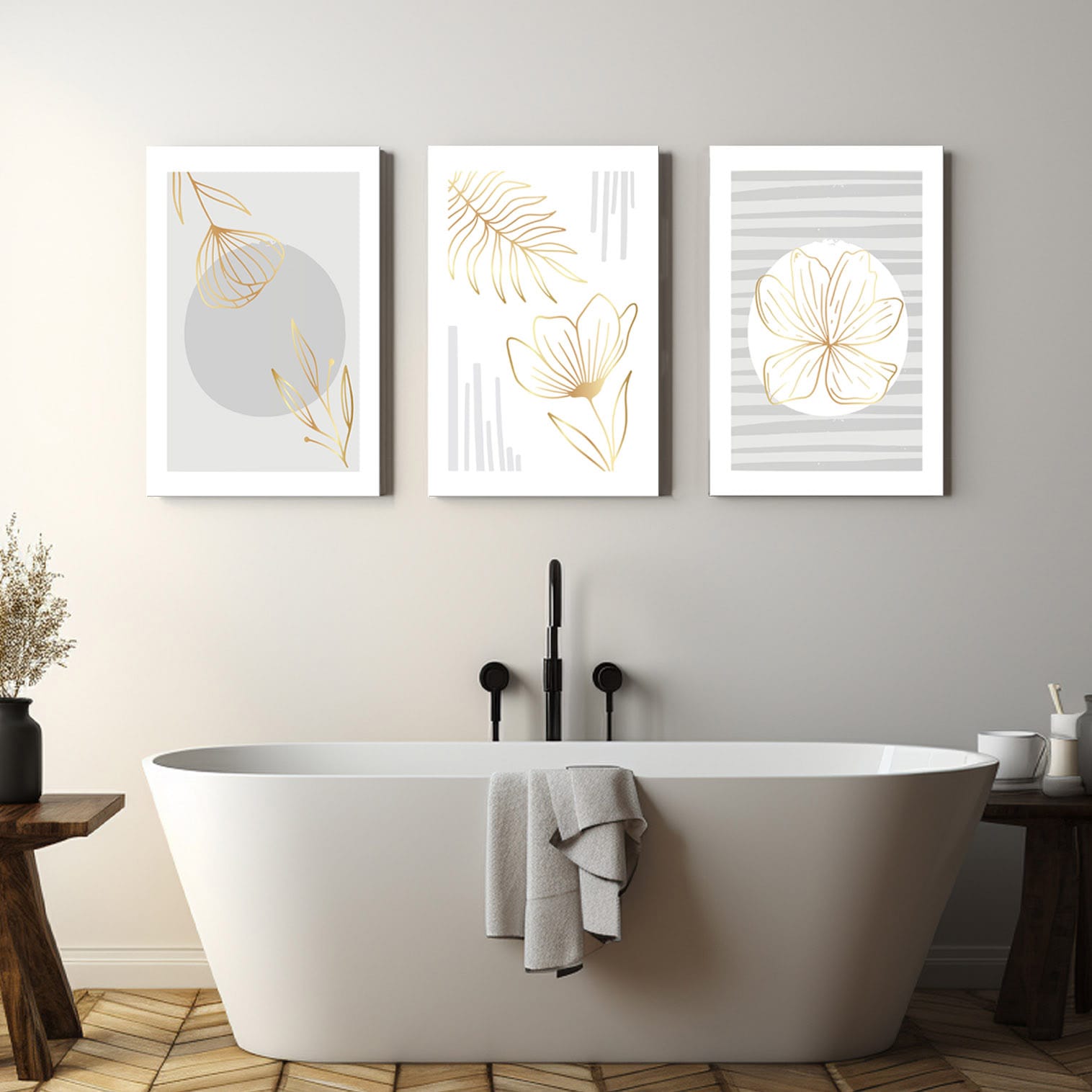 Tris di quadri moderni per bagno o soggiorno con fiori dorati appesi in un bagno moderno sopra la vasca.