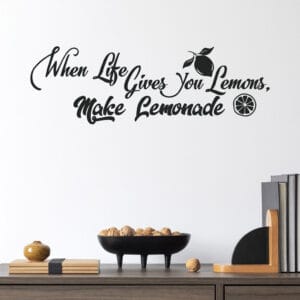 Adesivi per muro cucina con scritte nere dallo stile elegante e minimal, perfetti per decorare una cucina contemporanea.