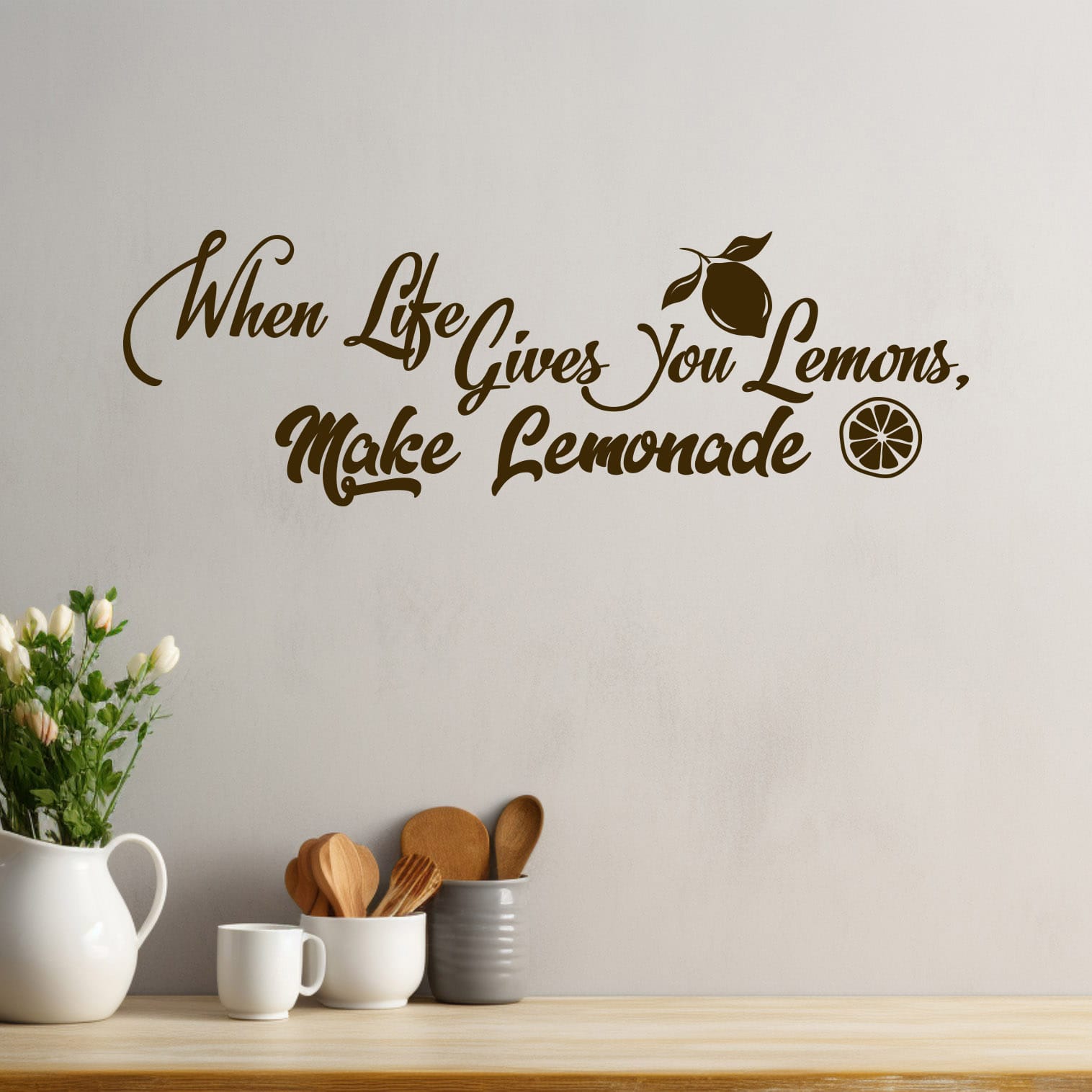 Adesivi per muro cucina con scritte marroni e icona limone, ideali per arricchire l’ambiente con un tocco caldo e accogliente.