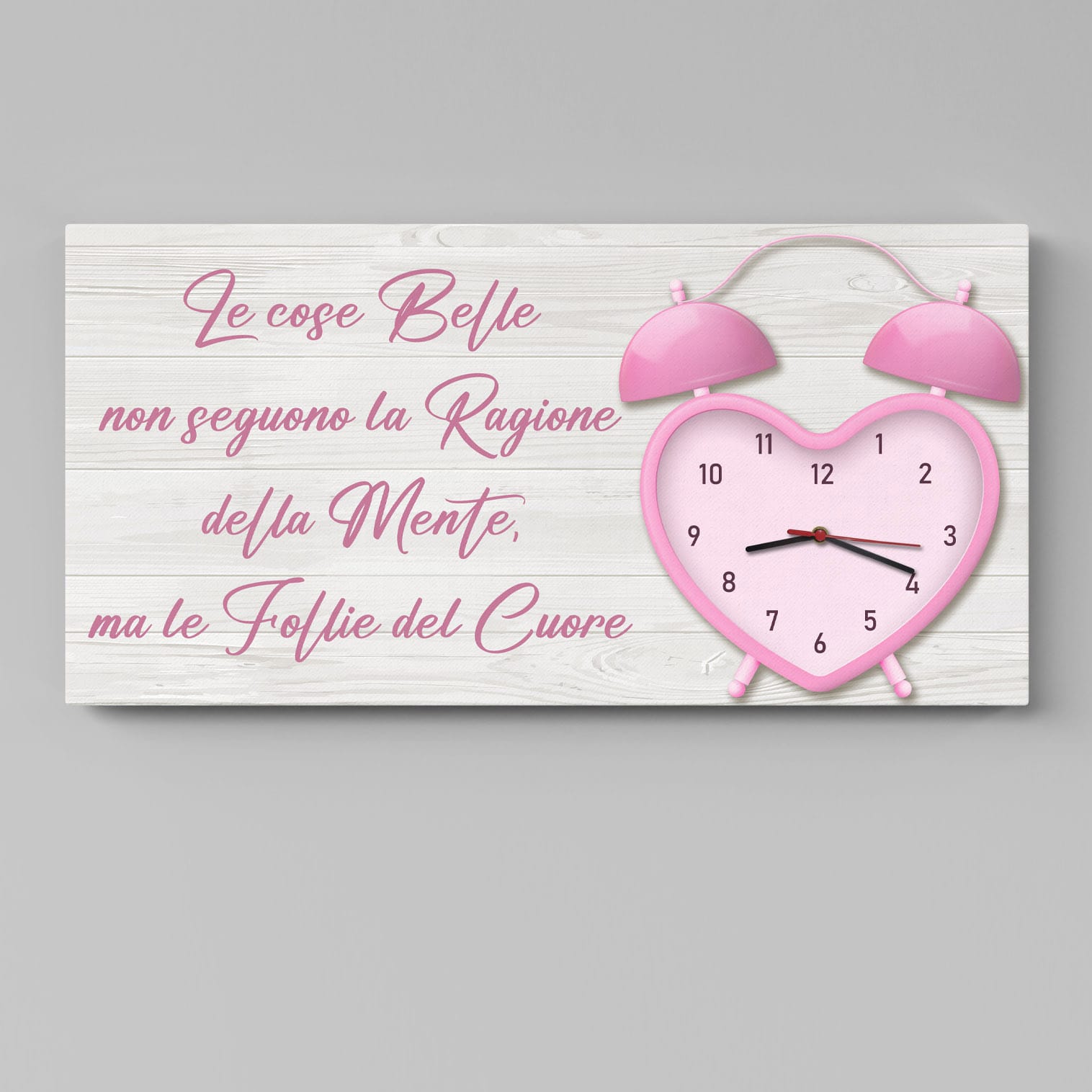 Orologio a muro con frase su tela con citazione romantica e grafica a cuore rosa su sfondo effetto legno