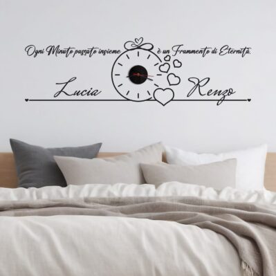 Orologio da parete personalizzabile con nomi Lucia e Renzo e frase romantica su adesivo nero per camera da letto.