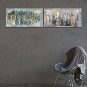 Quadri astratti camera da letto esposti su parete grigia in ambiente moderno con sedia di design.