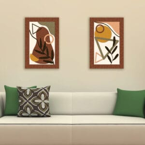 Due quadri moderni astratti decorativi appesi sopra un divano beige con cuscini verdi, perfetti per arredare il soggiorno con stile e personalità.