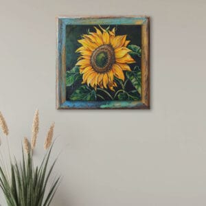 Quadro 3D con girasole appeso alla parete in un soggiorno, con cornice stampata in stile rustico.