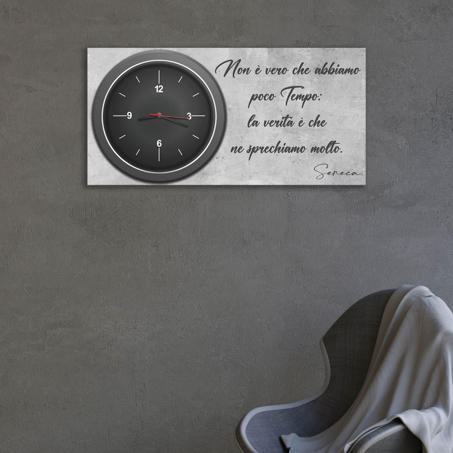 Tela decorativa moderna con orologio e frase di Seneca, pensata per arredare con stile e profondità filosofica.
