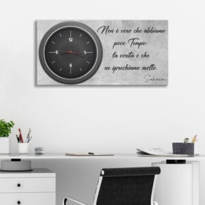 Stampa su tela con orologio integrato e citazione di Seneca, perfetto per ambienti contemporanei e riflessivi.