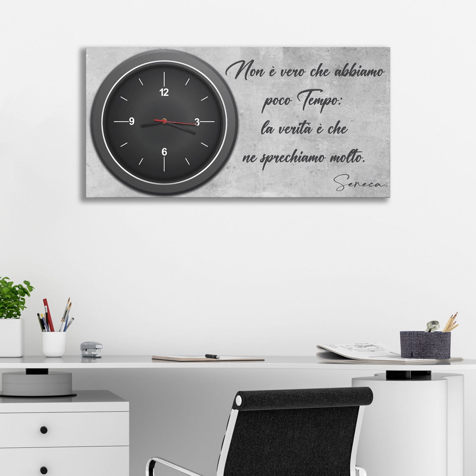 Stampa su tela con orologio integrato e citazione di Seneca, perfetto per ambienti contemporanei e riflessivi.