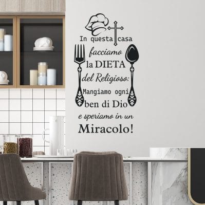 Decorazioni adesive per pareti cucina con scritta ironica nera per ambienti moderni e luminosi.