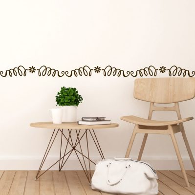 Greca decorativa adesiva da muro marrone su parete beige in un interno dallo stile scandinavo.