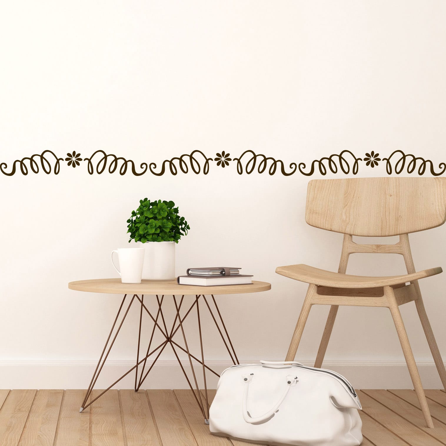 Greca decorativa adesiva da muro marrone su parete beige in un interno dallo stile scandinavo.