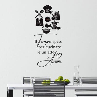 Orologio da muro per cucina con stickers neri dal design elegante e minimal, con frase decorativa motivazionale.