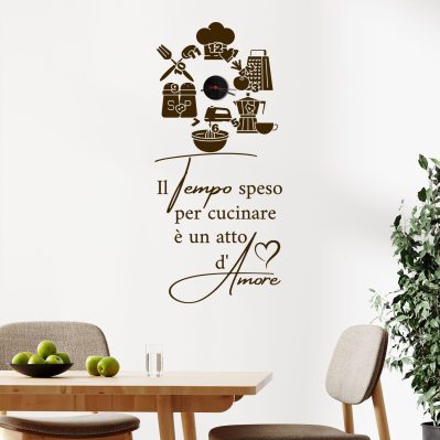 Orologio da muro per cucina con stickers marroni in stile rustico chic, con frase motivazionale dedicata alla cucina.