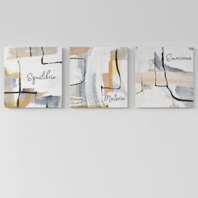 Set di tre quadri astratti su tela con scritte “Equilibrio”, “Materia” ed “Emozione” su parete bianca.
