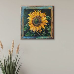 Quadro 3D con girasole appeso alla parete in un soggiorno, con cornice stampata in stile rustico.