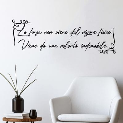 Scritte per pareti personalizzate con frase di ispirazione su sfondo bianco e poltrona moderna