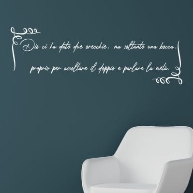 Scritte per pareti personalizzate con frase motivazionale su fondo blu e poltrona bianca