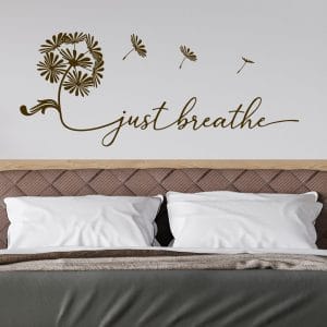 Sticker da parete camera da letto con frase motivazionale “just breathe” in elegante colore marrone e soffione decorativo stilizzato.
