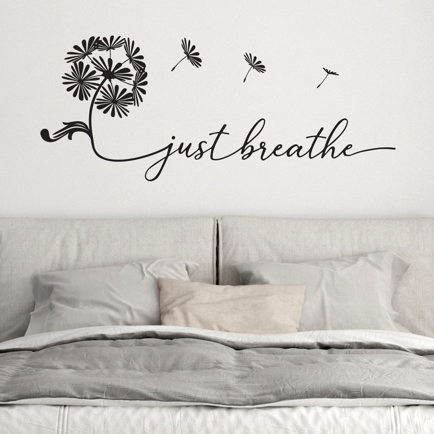 Sticker da parete camera da letto con scritta “just breathe” in vinile nero e soffione decorativo.