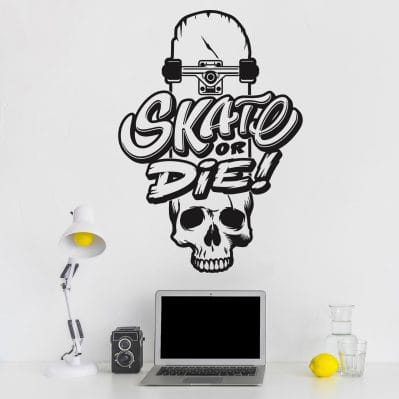 Stickers murali per la camera dei ragazzi di colore nero "Skate or Die" su parete bianca con scrivania moderna.