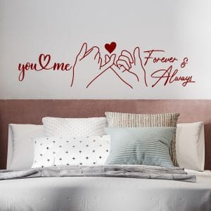 Adesivi per parete camera da letto con scritta romantica you and me e mani incrociate