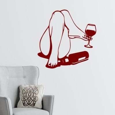 Adesivo da parete arte moderna bordeaux, raffigurante gambe femminili stilizzate con bicchiere di vino, applicato su parete bianca in ambiente elegante.