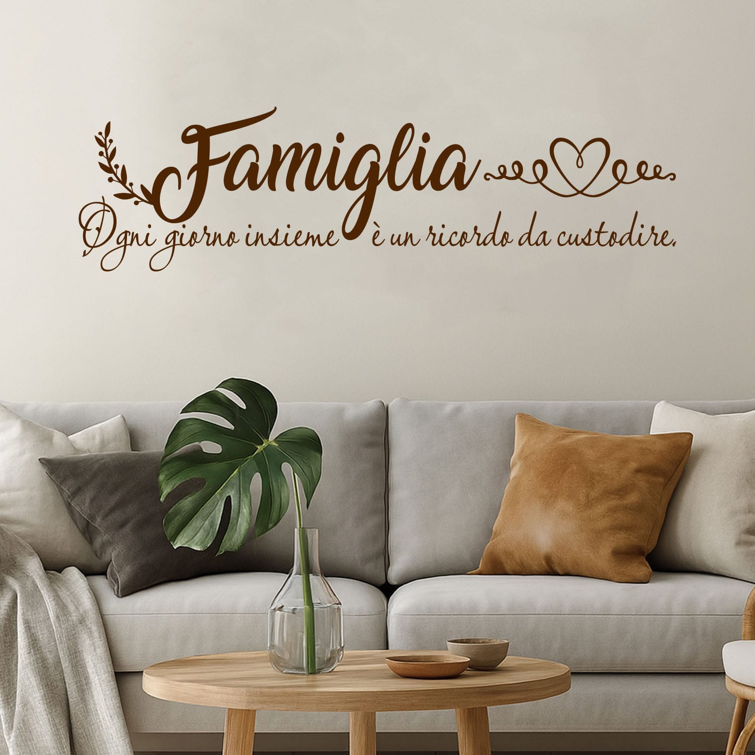 Famiglia con frasi adesive per pareti in colorazione marrone, applicata sopra un divano beige per decorare il soggiorno con calore