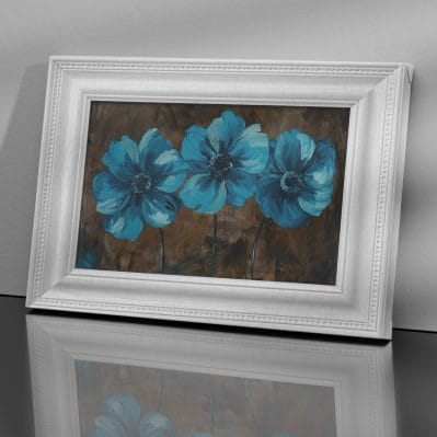 Quadro con cornice e fiori su tela appeso a parete con tre fiori azzurri e cornice chiara stampata