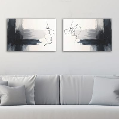 Tele astratte moderne da muro appese sopra un divano grigio chiaro in un soggiorno arredato in stile elegante e moderno.