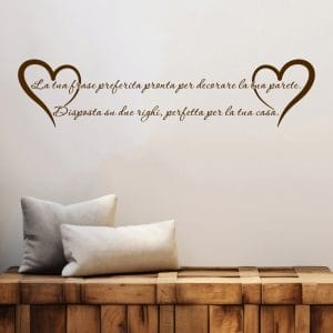 Frasi da parete personalizzate con scritta marrone e cuori per arredare con stile e personalità.