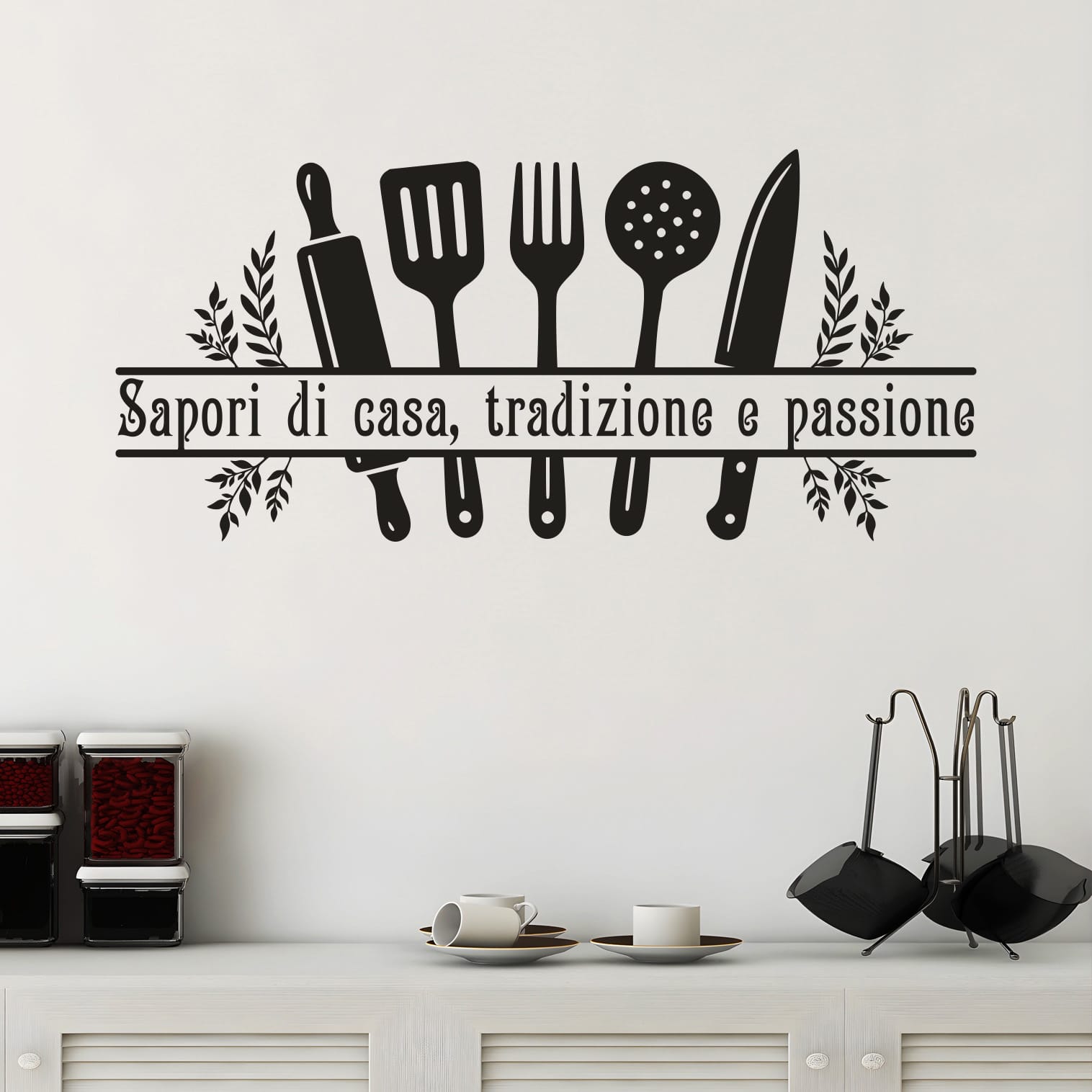 Adesivo parete cucina con frase elegante in vinile nero con utensili e scritta "Sapori di casa, tradizione e passione"