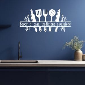 Adesivo parete cucina con frase bianco su sfondo blu con scritta motivazionale e utensili