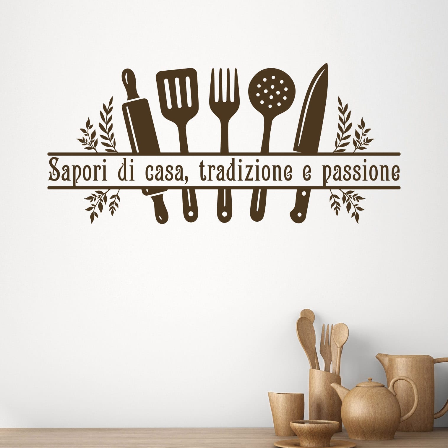 Adesivo parete cucina con frase marrone e strumenti da cucina decorativi su sfondo chiaro