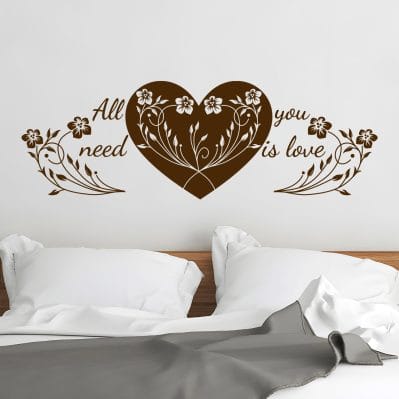 Decoro parete camera da letto con cuore fiorito e frase "All you need is love"