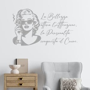 Sticker murale bellezza donna elegante argento con frase motivazionale per arredamento moderno.