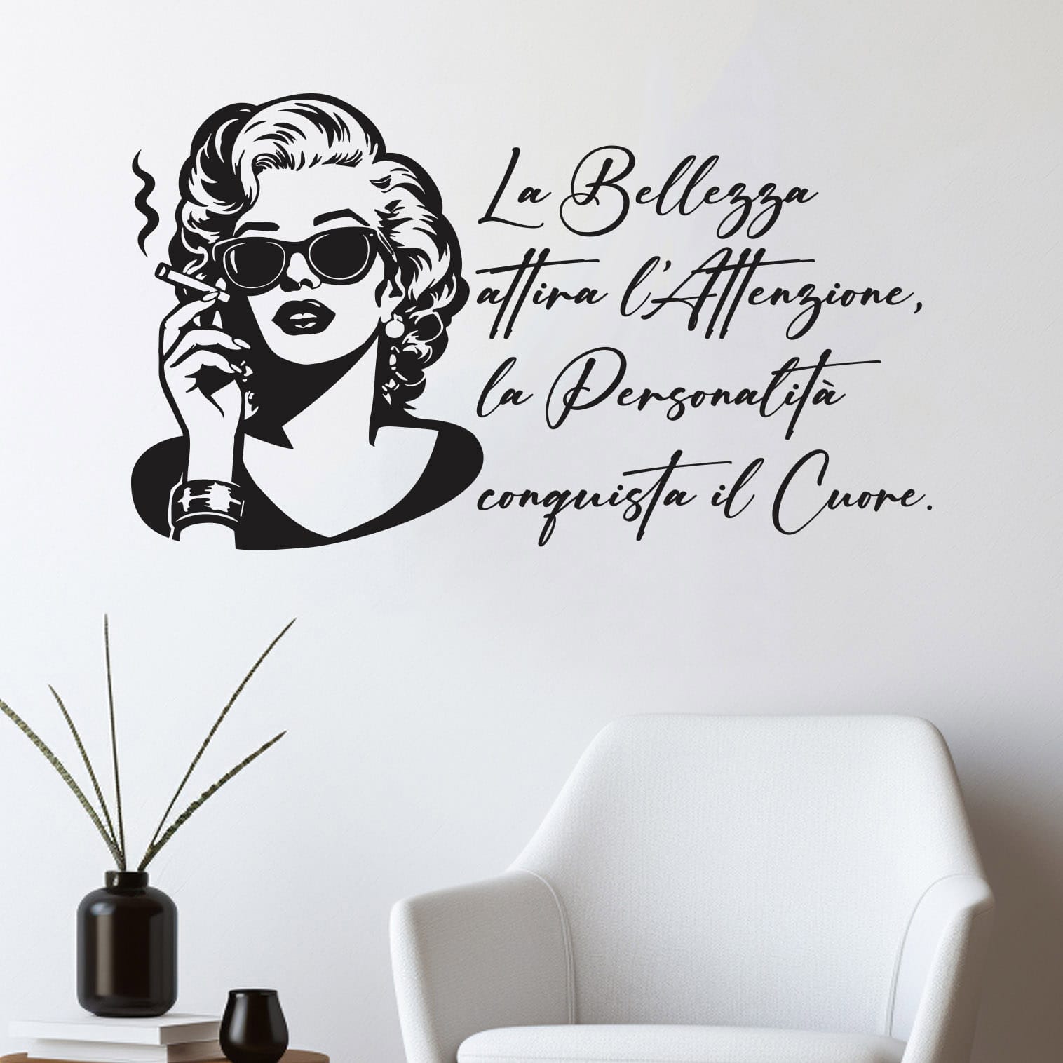Sticker murale bellezza donna nero con frase sulla personalità, ideale per arredamento elegante e moderno.