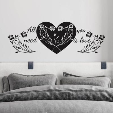 Decoro parete camera da letto con cuore, fiori e frase