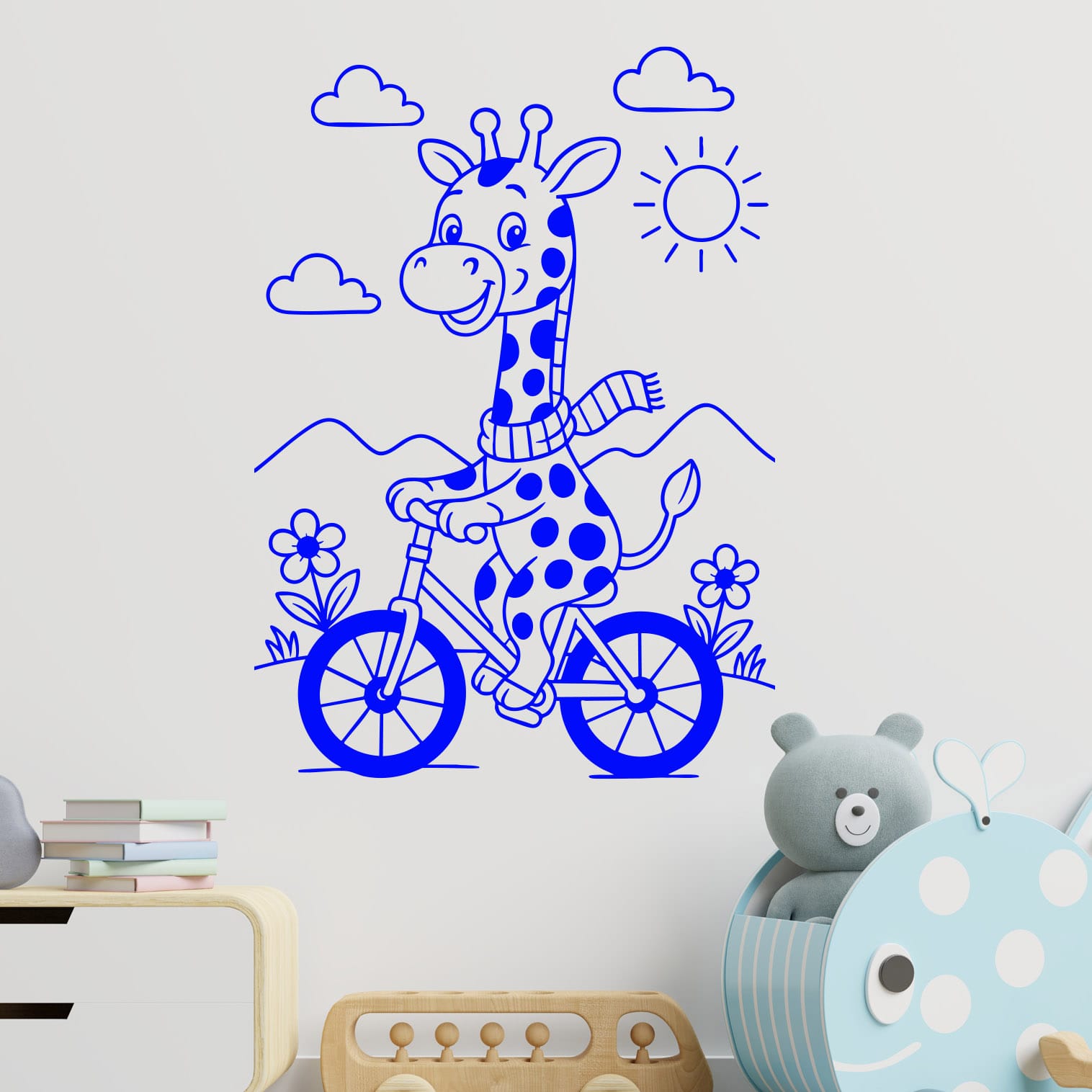 Adesivi per cameretta giraffa per bambini in bici blu con elementi decorativi su sfondo bianco