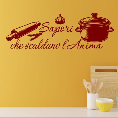 Adesivo murale cucina con frase Sapori che Scaldano l’Anima in colore bordeaux su parete gialla.