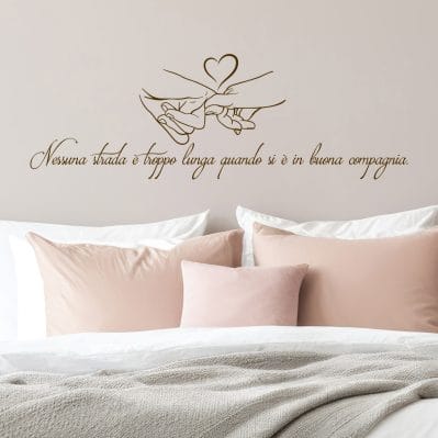 Adesivo romantico per camera da letto con disegno di mani intrecciate e frase sul muro