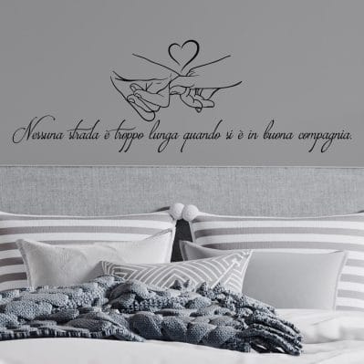 Adesivo romantico per camera da letto con disegno di mani e frase d’amore su parete grigia