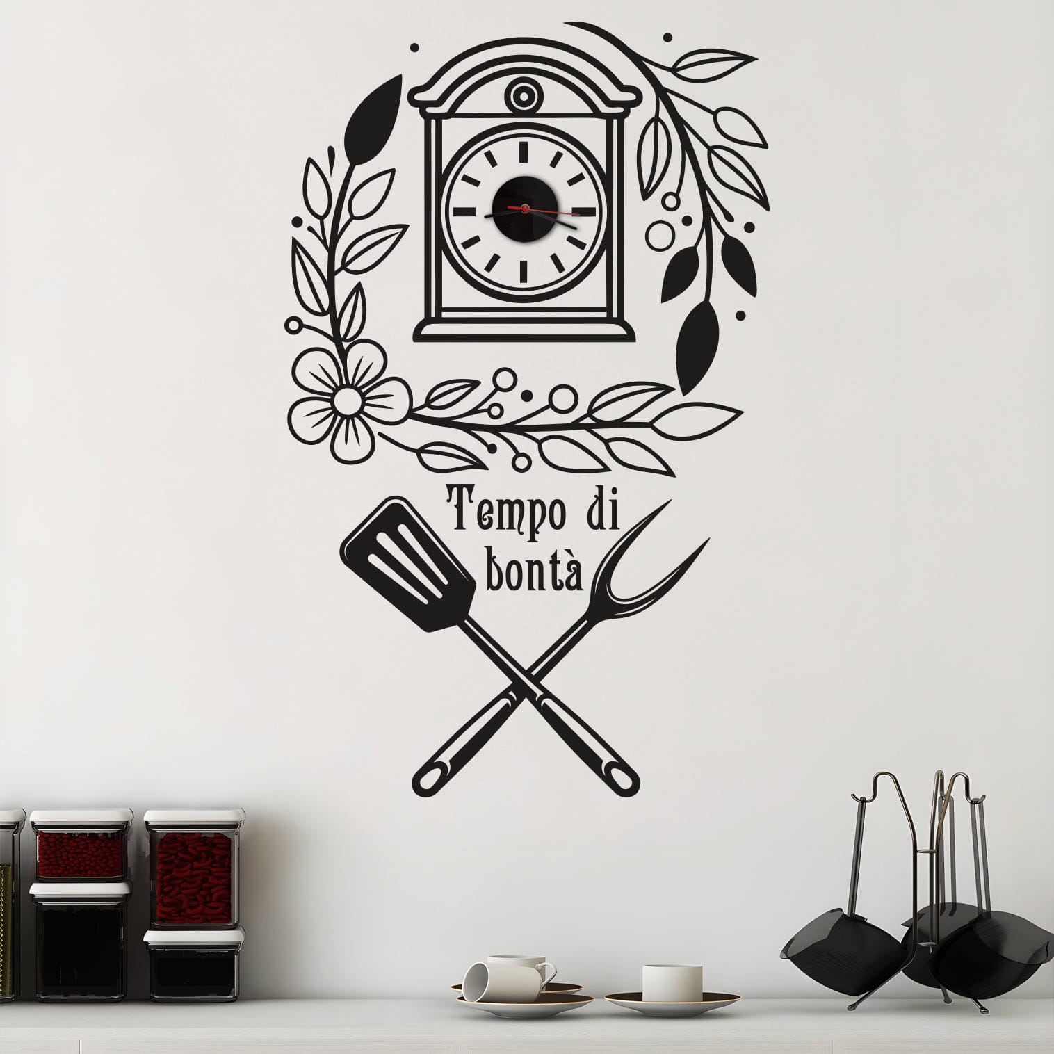 Orologio da parete cucina moderno nero con design floreale e utensili, montato su parete bianca.