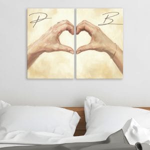 Quadri per camera da letto con iniziali romantiche e mani che formano un cuore