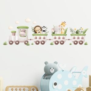 Adesivi murali trenino cameretta con animali safari su parete chiara.