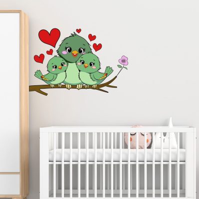 Adesivi murali uccellini per cameretta neonato su parete chiara con lettino