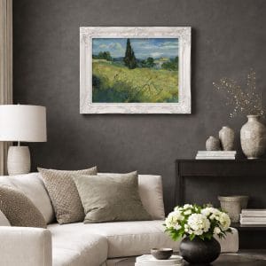 Quadro Van Gogh Campo di grano con cipresso su tela appeso in soggiorno moderno con parete scura.