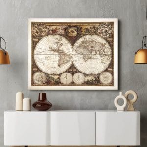 Quadro mappa del mondo antica su tela appeso sopra mobile moderno in soggiorno.