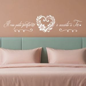 Scritta da parete per camera da letto con frase romantica Il mio posto preferito è accanto a te e cuore decorativo.